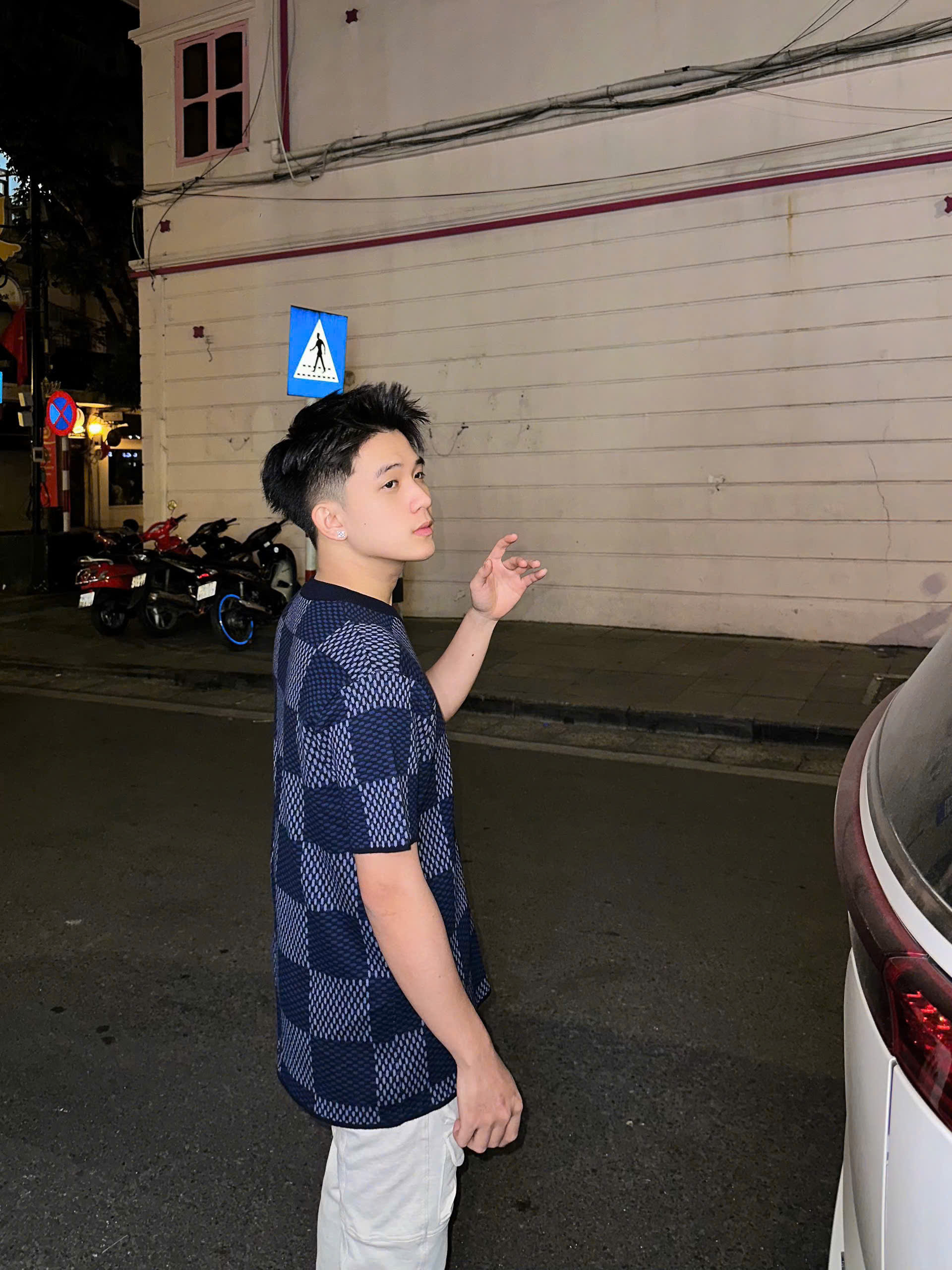 Áo phông T-shirt len Louis Vuitton LV Xanh than ô caro logo LV đính đá thêu ngực Like Auth on web NV
